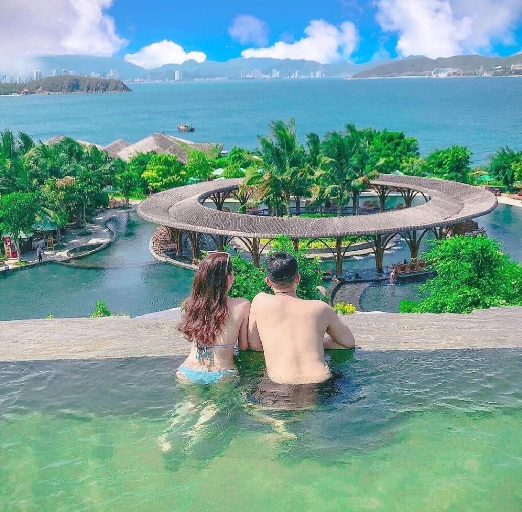 Tour 3 đảo vip Nha Trang - Đáng trải nghiệm 2 Thư giãn trong hồ vô cực tại hòn Tằm